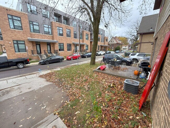 Building Photo - 1327/9 Bowen Ct.