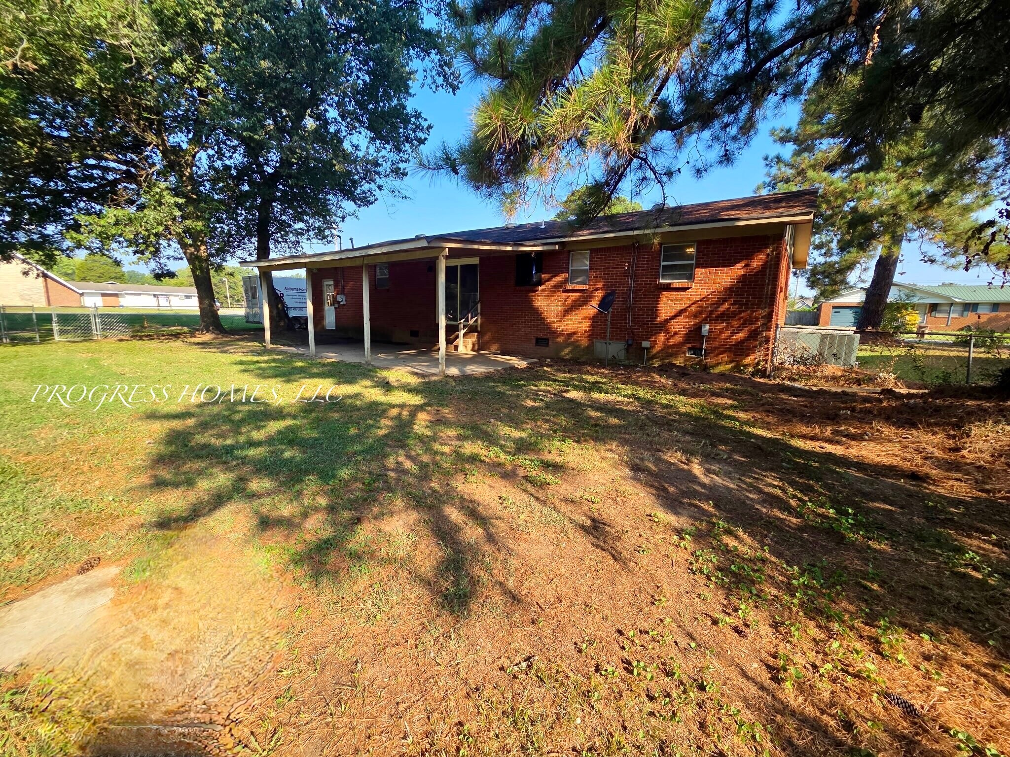 Building Photo - 327 Larkwood Dr SW