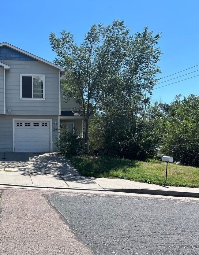 Building Photo - 3 Bedroom Duplex Near Downtown Available!