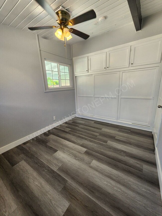 Building Photo - 2 Bedroom, 1 bathroom