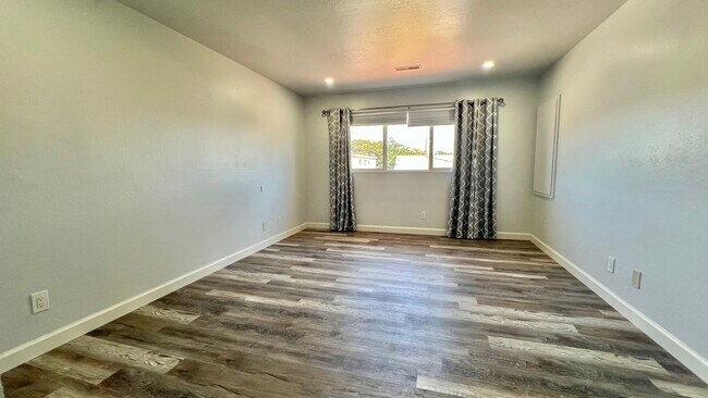 Building Photo - Lovely House 4BR 2.5BA with Large Backyard