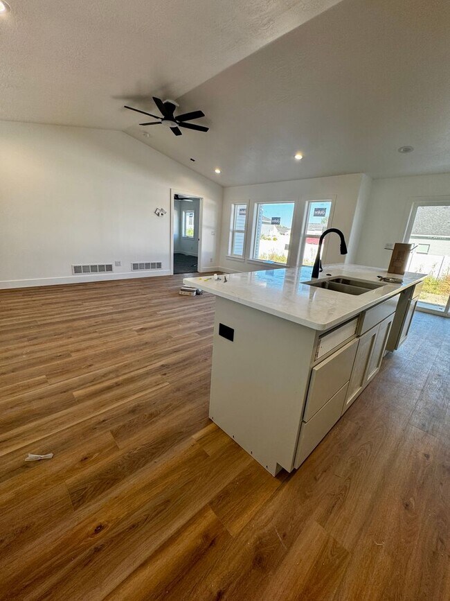 Building Photo - 503 Jeanine Dr