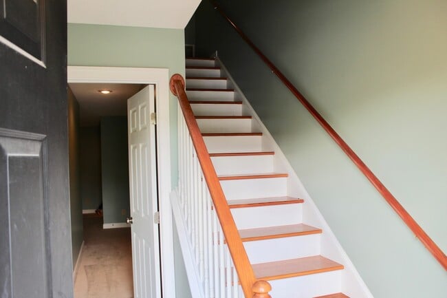 Building Photo - Large Townhome with a garage for rent! Lar...