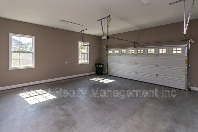 Building Photo - 509 Broadberry Ave