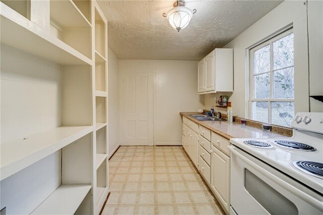 Building Photo - 1290 Reavis Mountain Rd