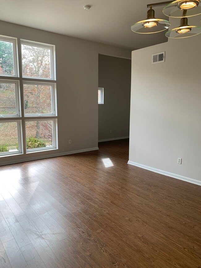 Building Photo - Updated Crescent hills Condo 2 bed/2 bath