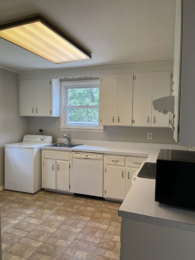 Building Photo - Charming 3-Bed Home with Hardwood Floors &...