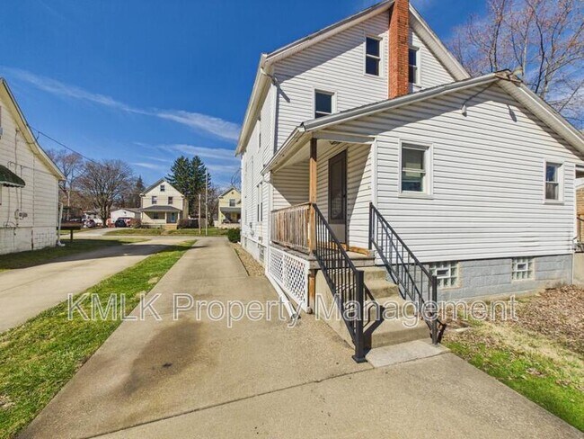 Building Photo - 446 7th St