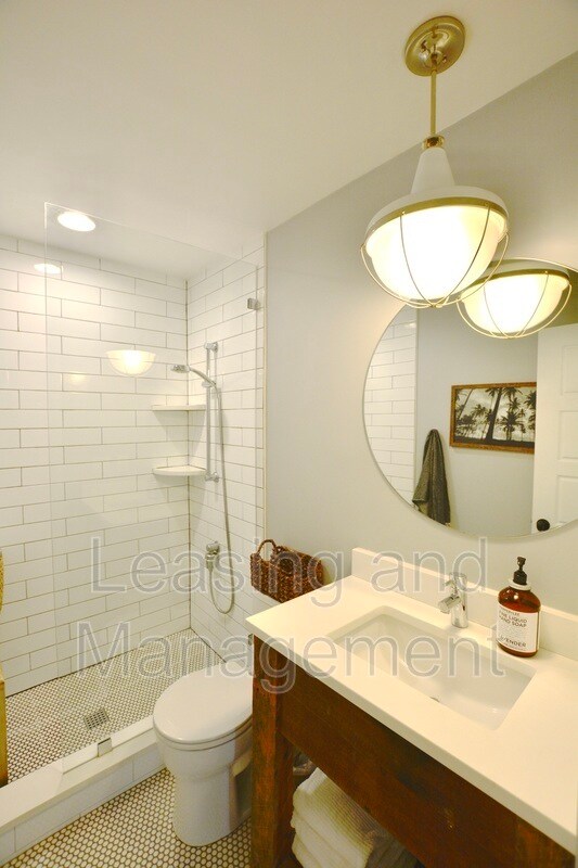 Building Photo - 2057 Middle St