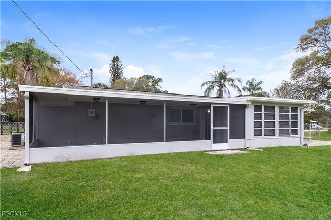 Building Photo - 4215 Tarpon Rd