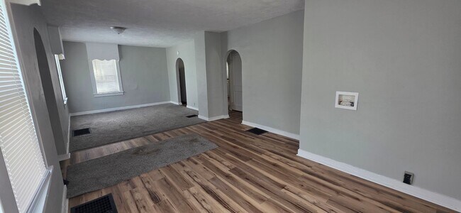 Building Photo - 233 W School St