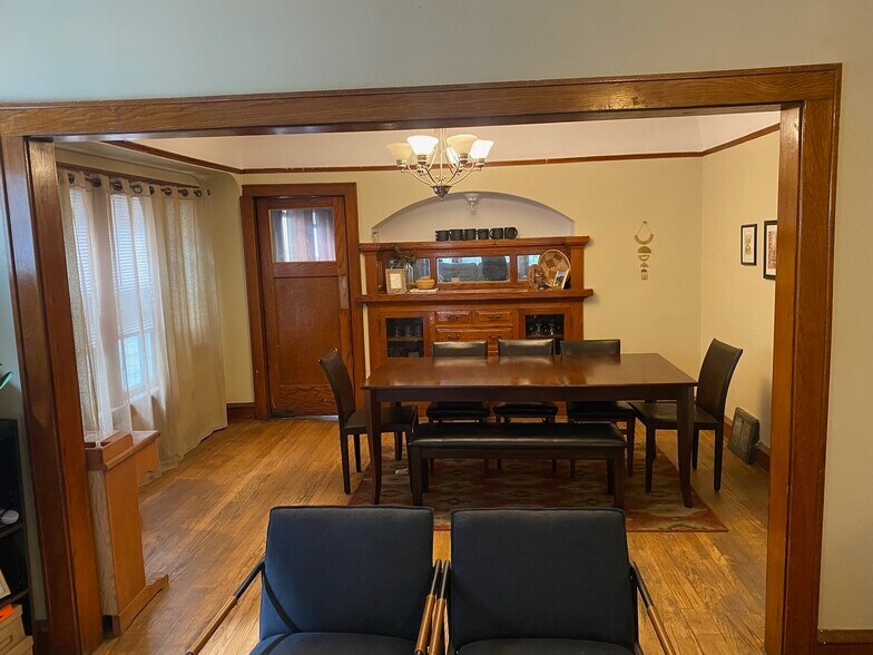 Dining room - 3449 N Booth St