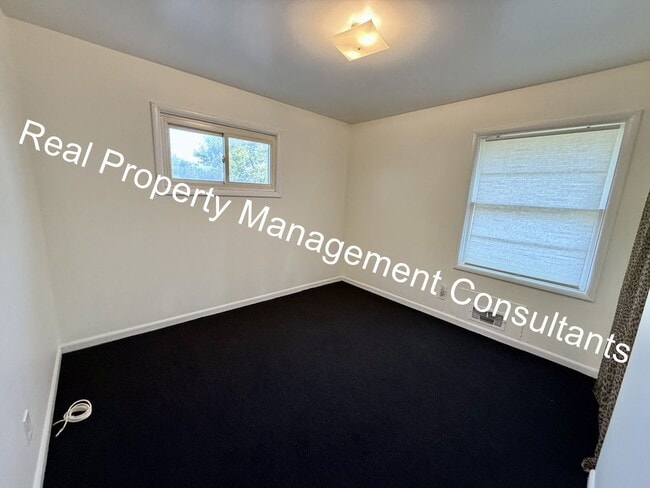 Building Photo - Charming 3-Bed Home with Fenced Yard & Garage