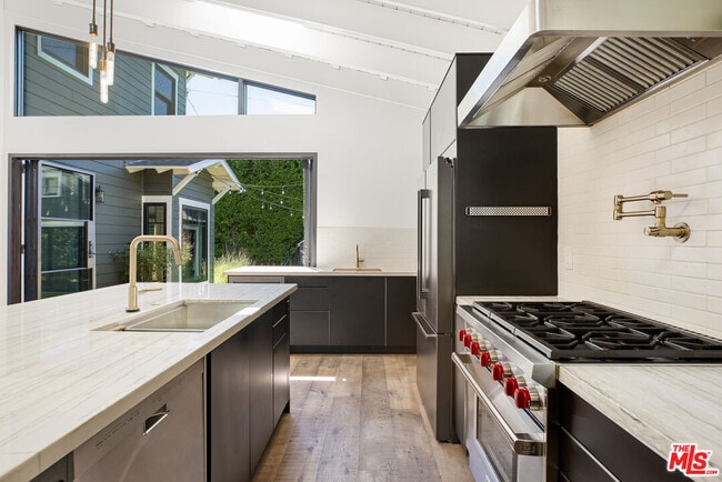 Building Photo - 1203 N Poinsettia Pl