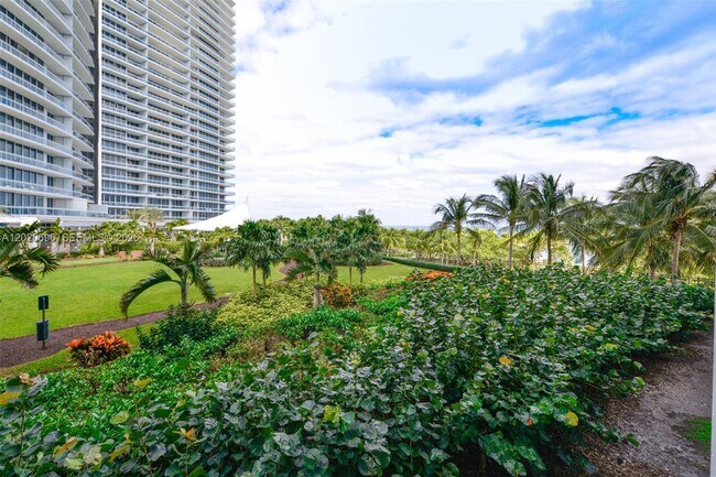 Building Photo - 10275 Collins Ave