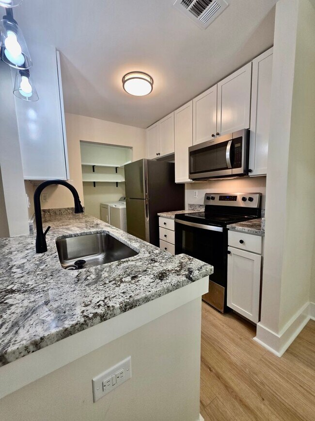 Building Photo - Newly renovated 2 bedroom + flex space in ...
