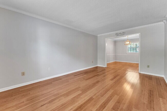 Building Photo - Beautiful 3 Bedroom 2.5 Bathroom Condo in Prime Taylors Location $1,625/mo rent