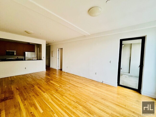 Building Photo - large rent stabilized one bedroom with pri...