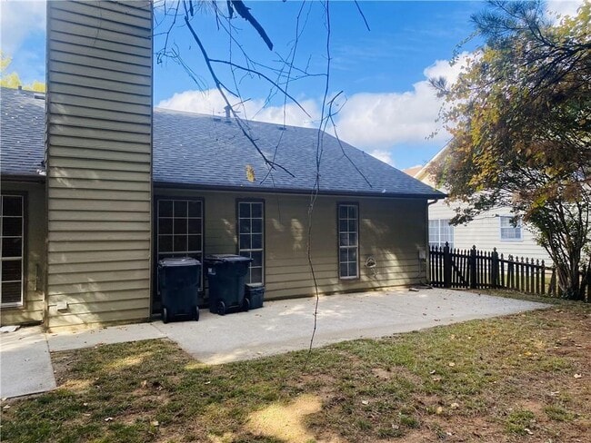 Building Photo - 695 Paris Dr