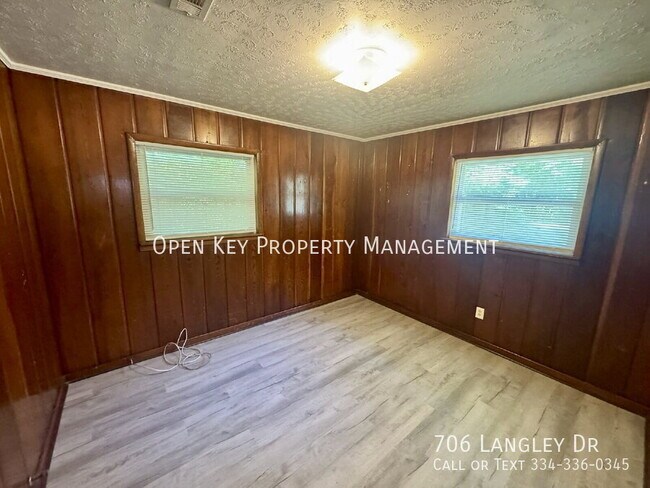 Building Photo - 706 Langley Dr