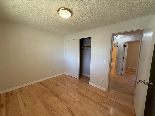 Building Photo - Beautiful 3 Bed/1 Bath Home with Large and Fenced Backyard - SE Bend