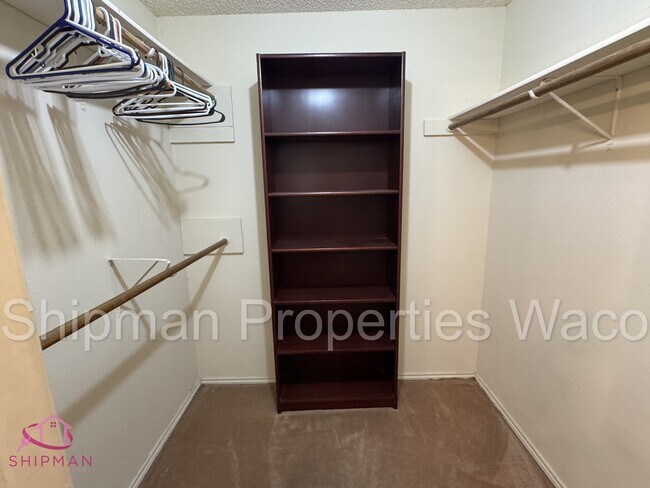 Building Photo - 919 La Porte Dr
