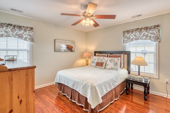 Building Photo - DOG FRIENDLY FURNISHED OFF-SEASON RENTAL A...