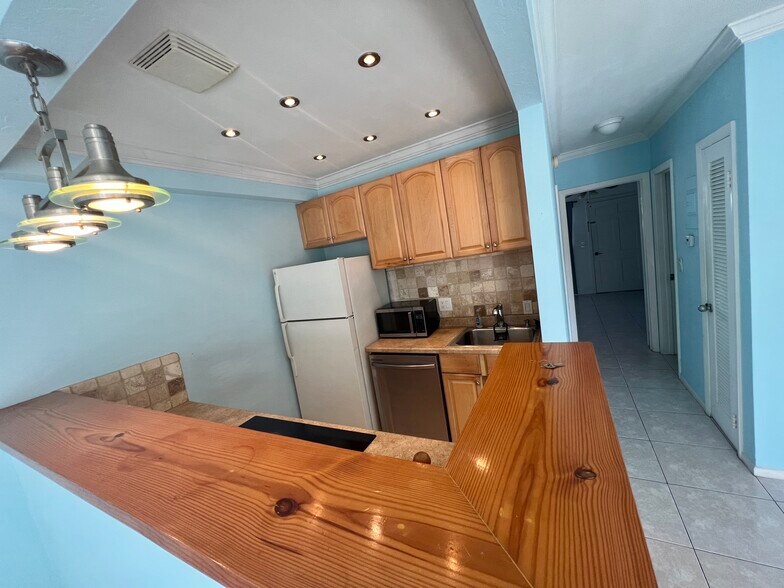 Building Photo - 467 Golden Isles Dr