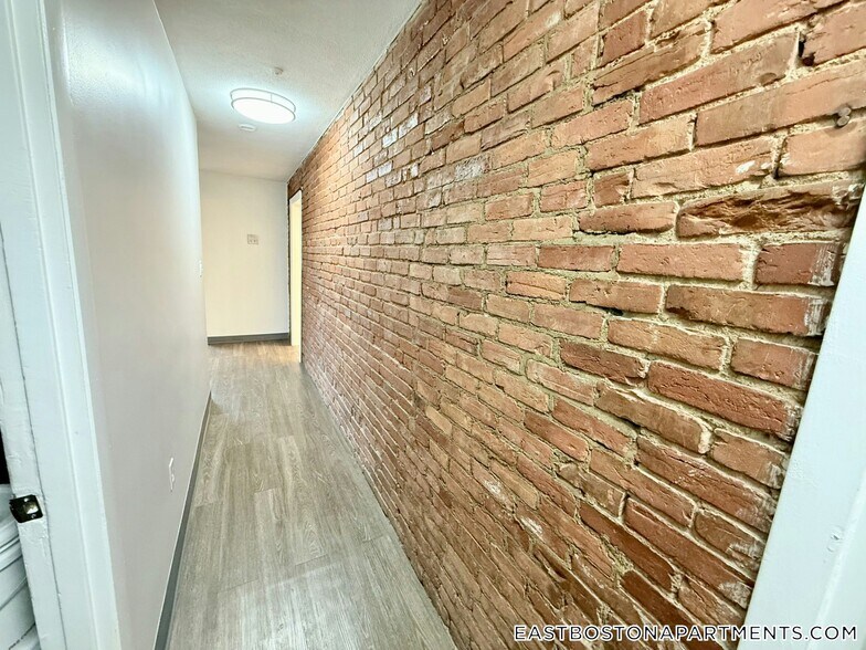 Building Photo - 298 Meridian St