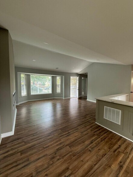 Building Photo - 1112 Chaplin St SE