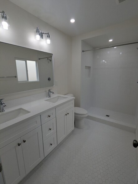 Building Photo - 613 Illinois Ct