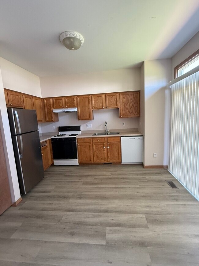 Building Photo - 757 Bayles Dr