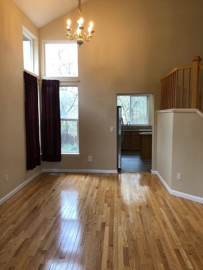 Building Photo - Beautiful 3 Bed + Bonus Room, 2.5 Bath Home!