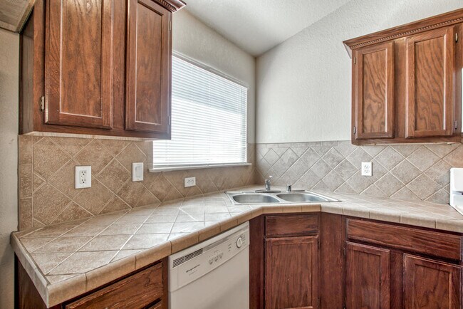 Building Photo - 1819 Shreya St