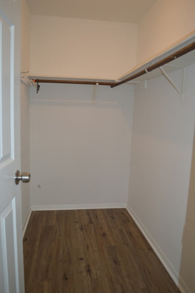 Building Photo - 255 E Court of Shorewood