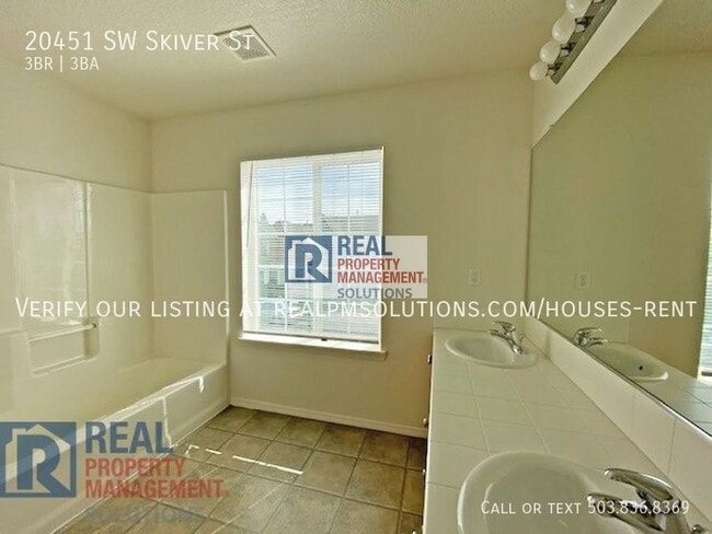 Building Photo - 20451 SW Skiver St