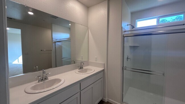 Building Photo - 577 Bedfordshire Dr