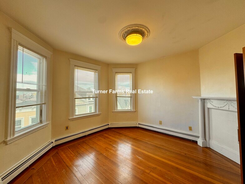 Building Photo - 144 Hillside St