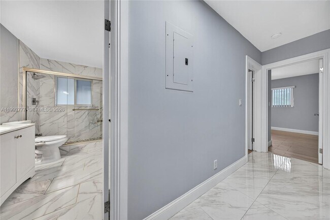 Building Photo - 2801 Coral Shores Dr