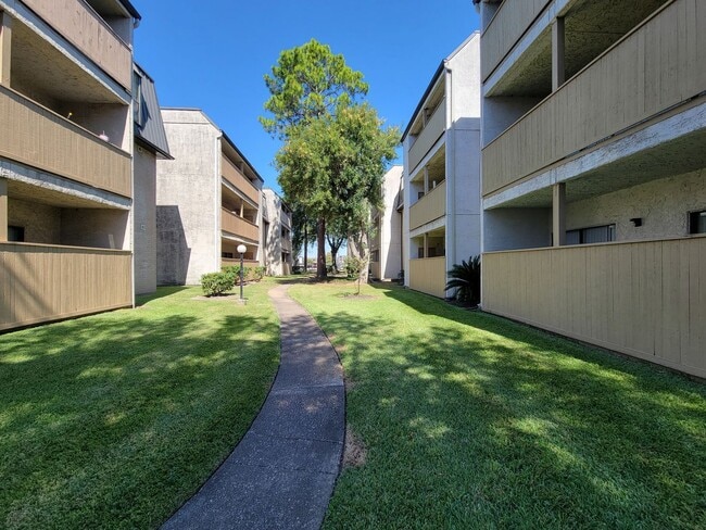 Building Photo - Two Bedroom Condo Near Med Center!
