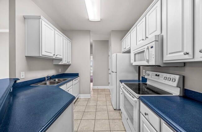 Building Photo - 2021 Silvercrest Dr