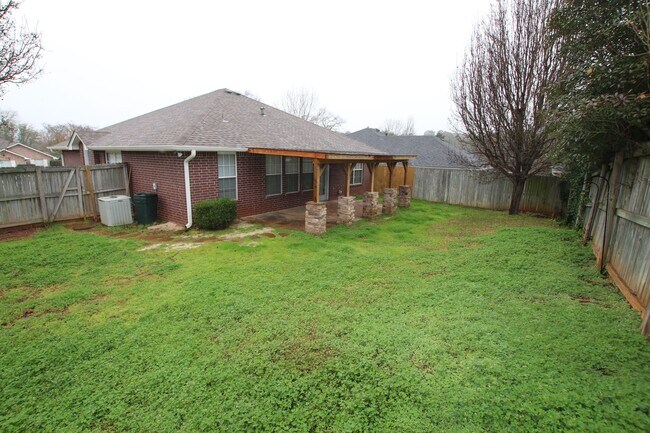 Building Photo - 447 Redbud Cir