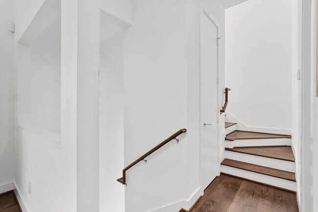 Building Photo - 1159 W 18th St