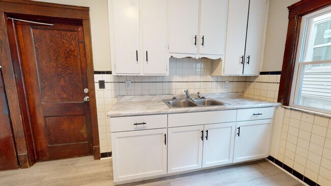Building Photo - 3210 W 98th St