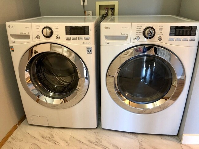Building Photo - 2 Bedroom 2 Bath Condo Overlooking a Green...