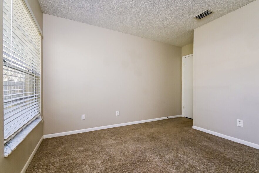 Building Photo - 510 Oak Creek Dr