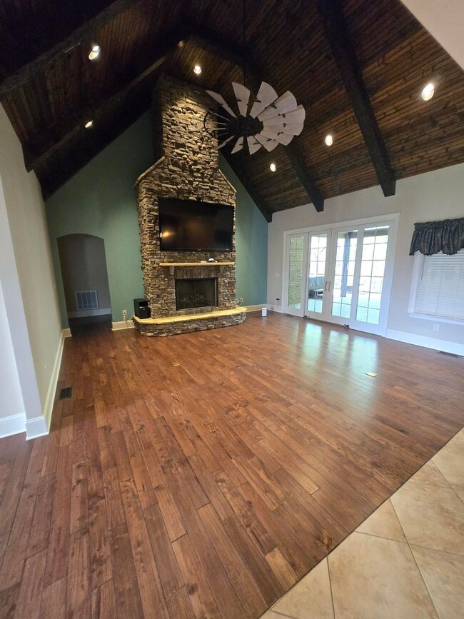 Building Photo - Luxury 4-Bedroom Home with Outdoor Oasis i...