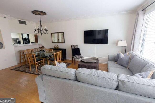 Building Photo - 3481 Lakeside Dr NE