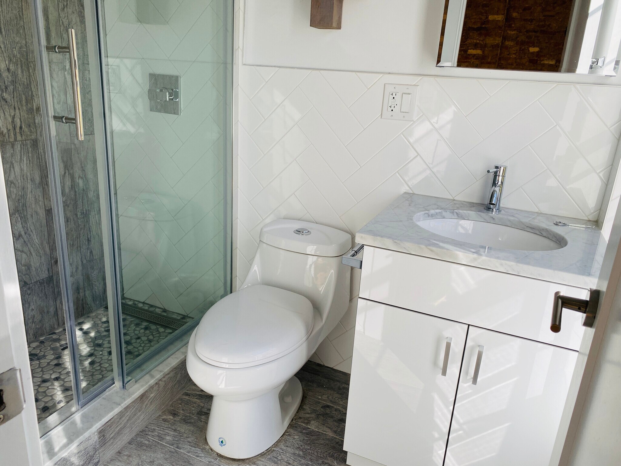 MASTER BEDROOM BATHROOM - 2083 Pacific St