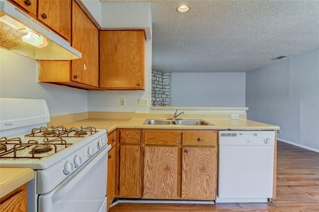 Building Photo - 400 Hedgewood Dr